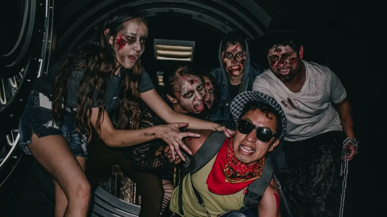 Personas caminando disfrazadas por la Zona T en Bogotá durante la celebración de Halloween