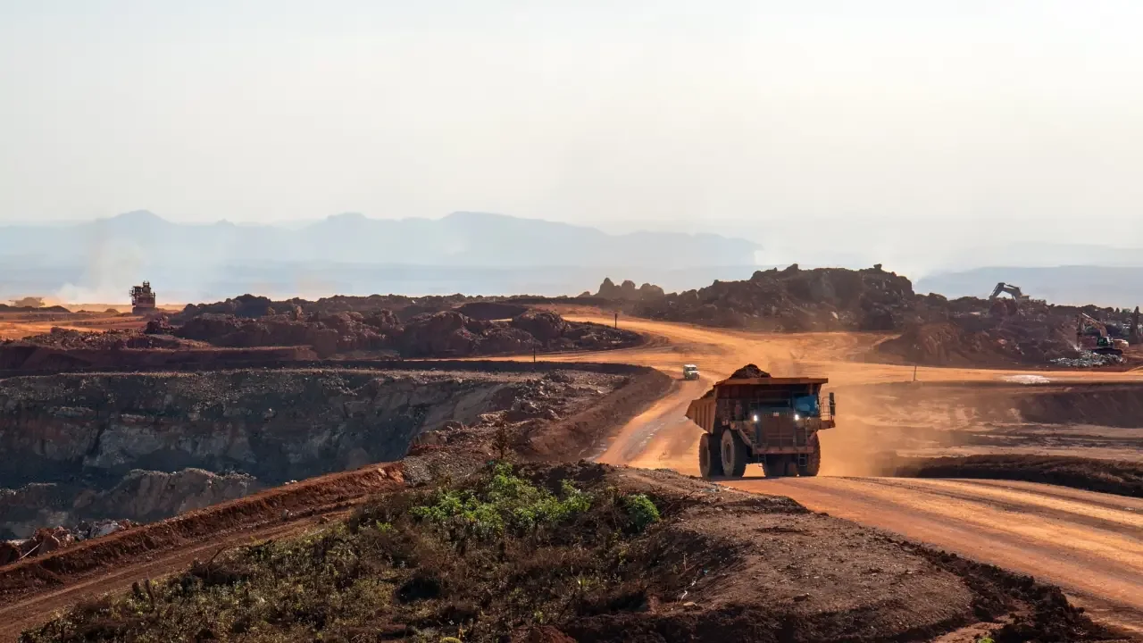 Zona de explotación minera en Colombia y cartografía territorial de recursos naturales.