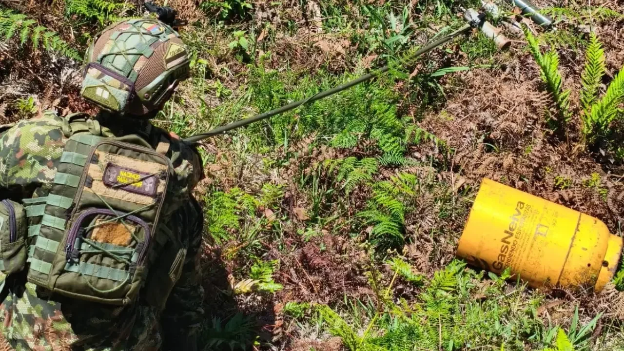 Personal del Ejército inspecciona una vía en el departamento del Cauca tras el hallazgo de cilindros con explosivos.