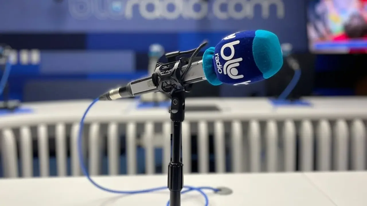 Cabina de radio y micrófonos de transmisión informativa de Blu Radio en Bogotá