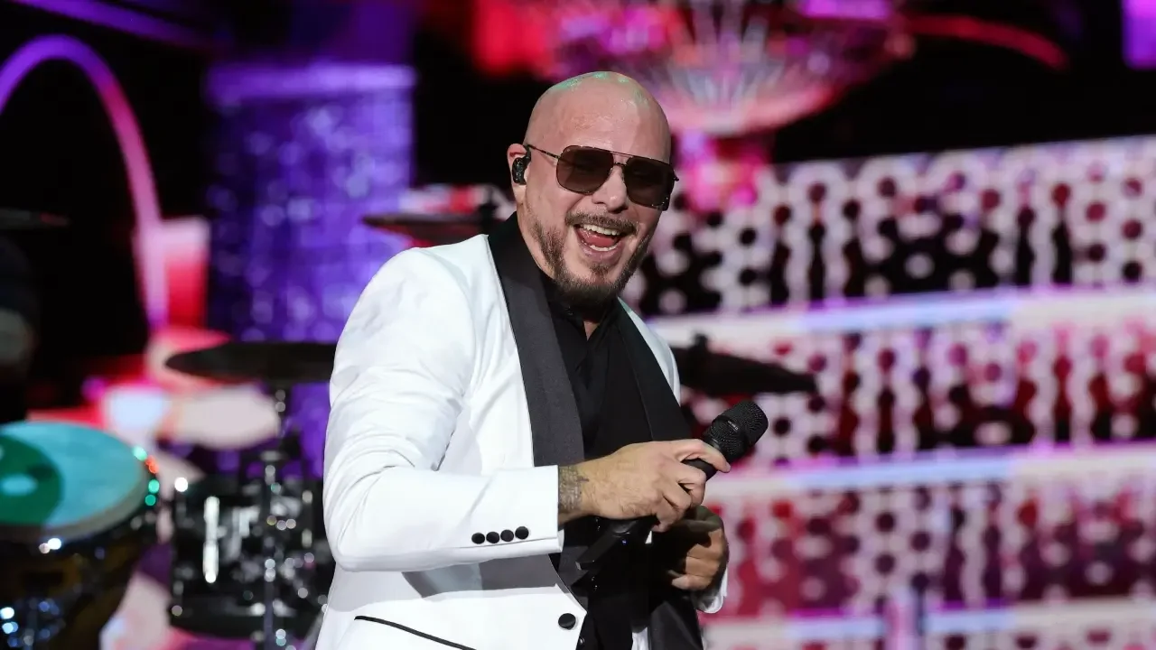 Pitbull en el escenario durante una conferencia de la Semana de la Música Latina de Billboard.