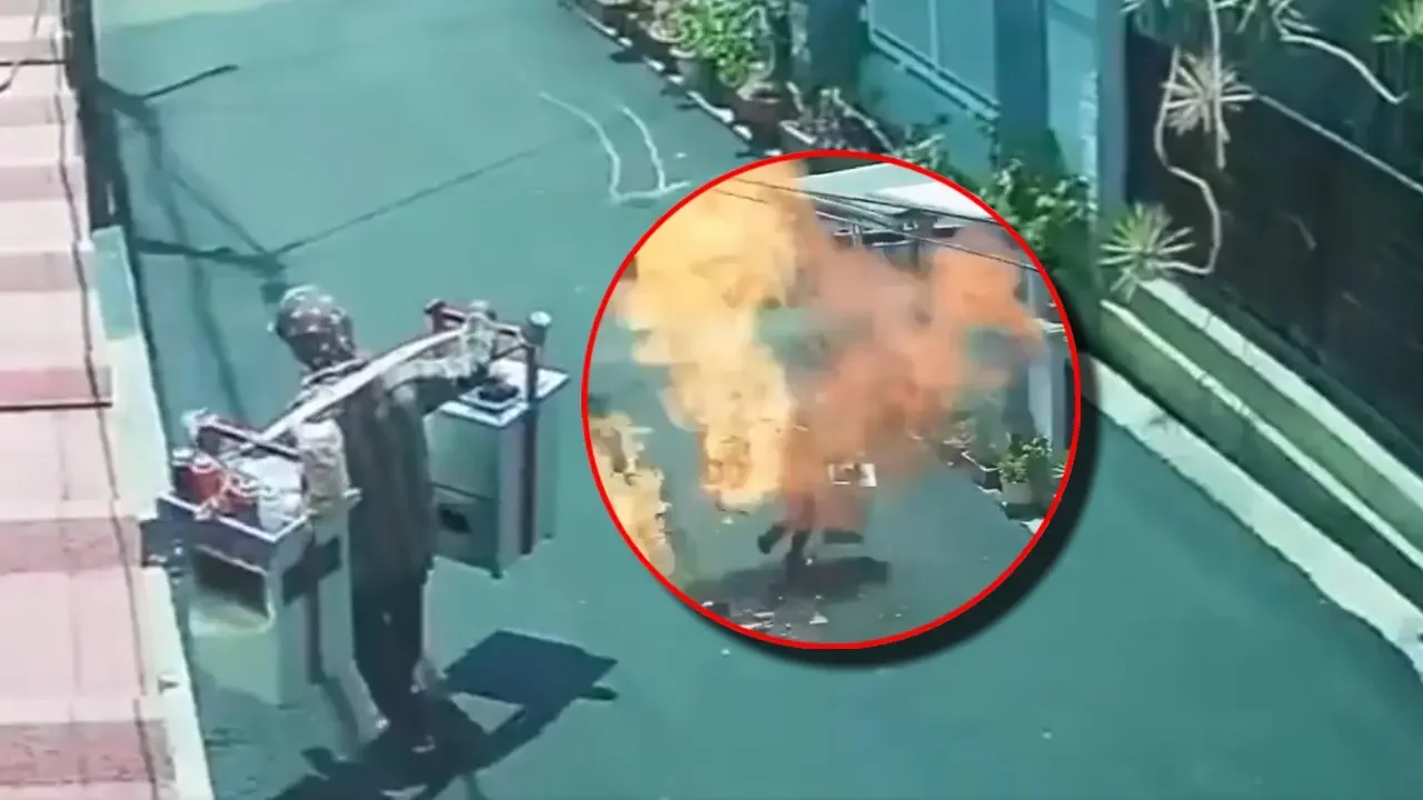 Vendedor ambulante de albóndigas en Indonesia tras la explosión de su cilindro de gas