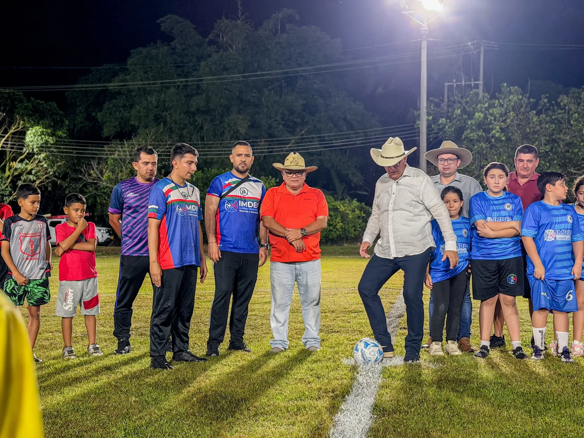 Cancha de fútbol totalmente iluminada y demarcada en la vereda Bella Suiza de Villavicencio