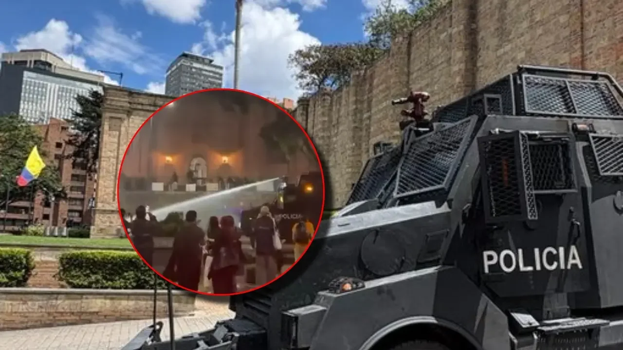 Tanqueta antidisturbios frente al Museo Nacional de Bogotá durante la protesta por el retiro de piezas.