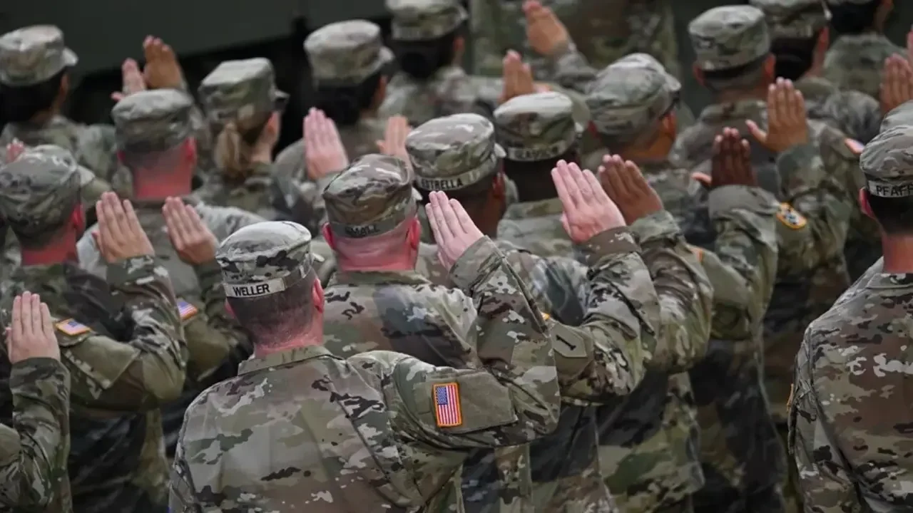 Soldados estadounidenses de la 10.ª División de Montaña equipados para ejercicios militares en zona selvática.