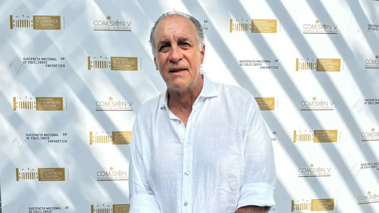 Oficina principal de EPM en Medellín y torres de transmisión de energía eléctrica en Colombia.