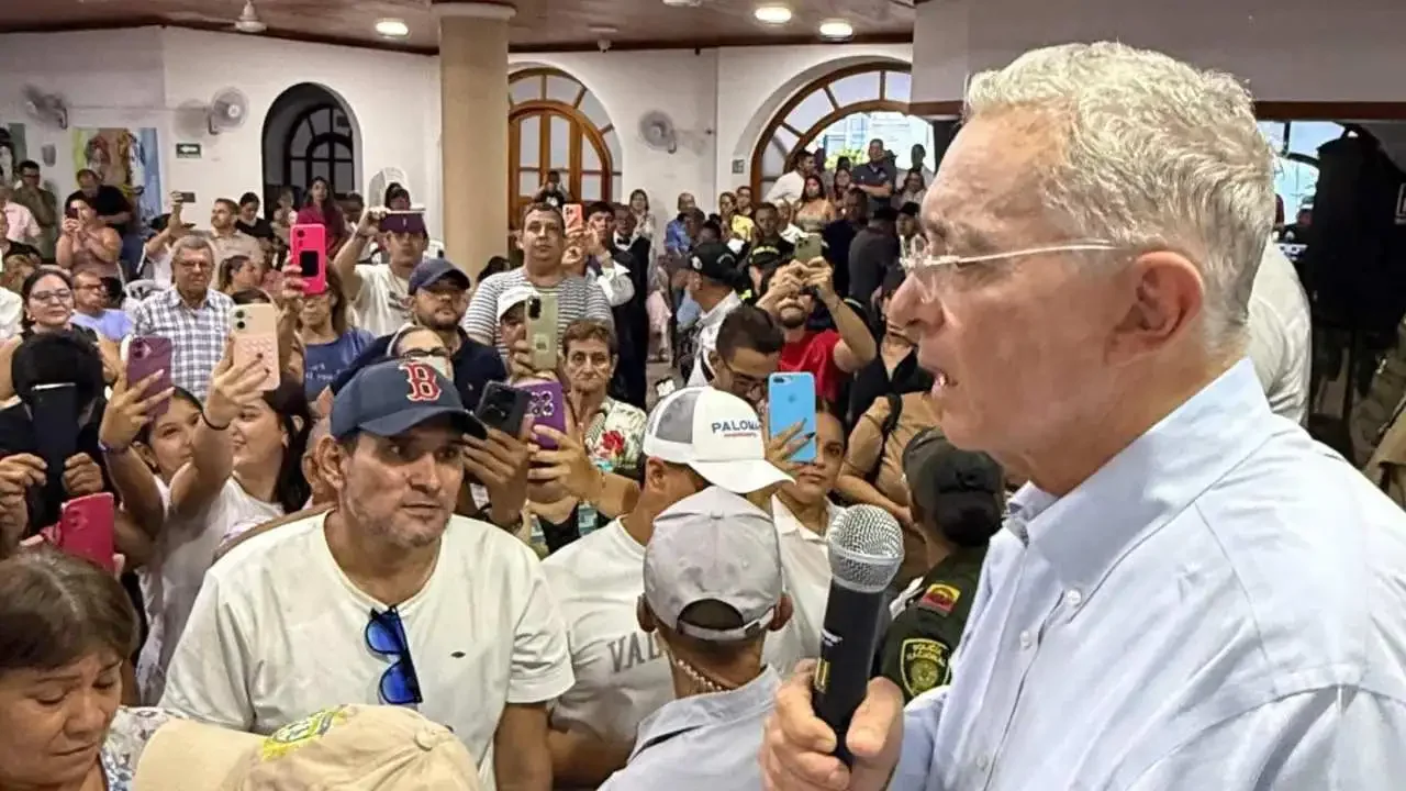 El expresidente Álvaro Uribe Vélez durante una intervención sobre la situación fiscal y el proyecto de ley del Gobierno.