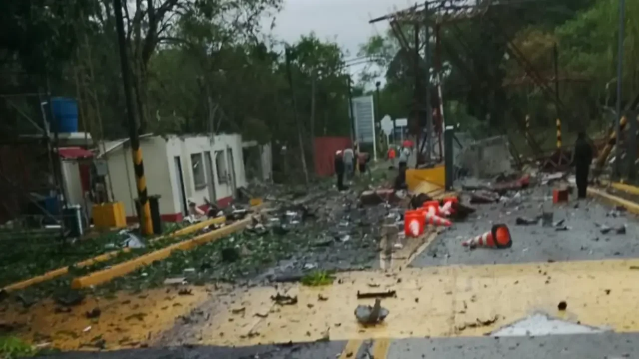 Escombros de la infraestructura del peaje de La Depresión tras ataque con explosivos en la Vía Panamericana, Cauca