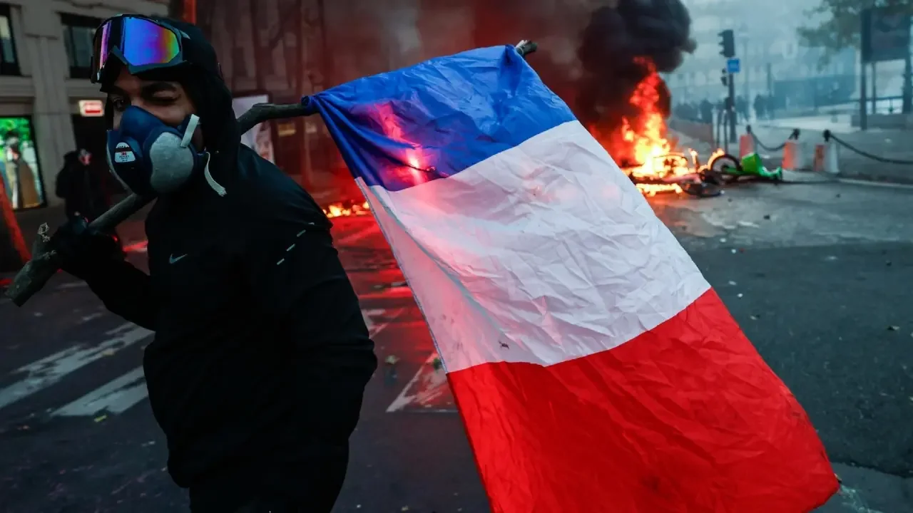 Agentes antidisturbios custodian una calle de París en medio de los operativos para controlar los desmanes tras las manifestaciones.