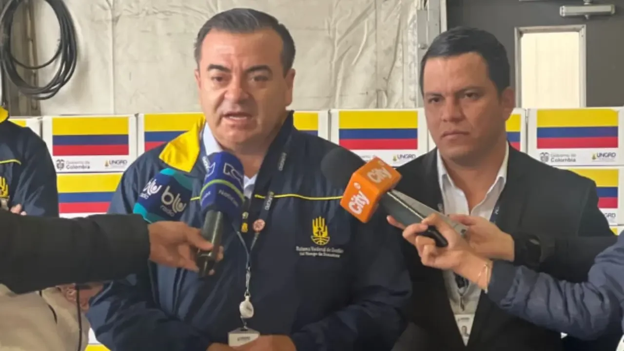 Olmedo López y Sneyder Pinilla durante su traslado con uniformes del INPEC hacia la cárcel La Picota.
