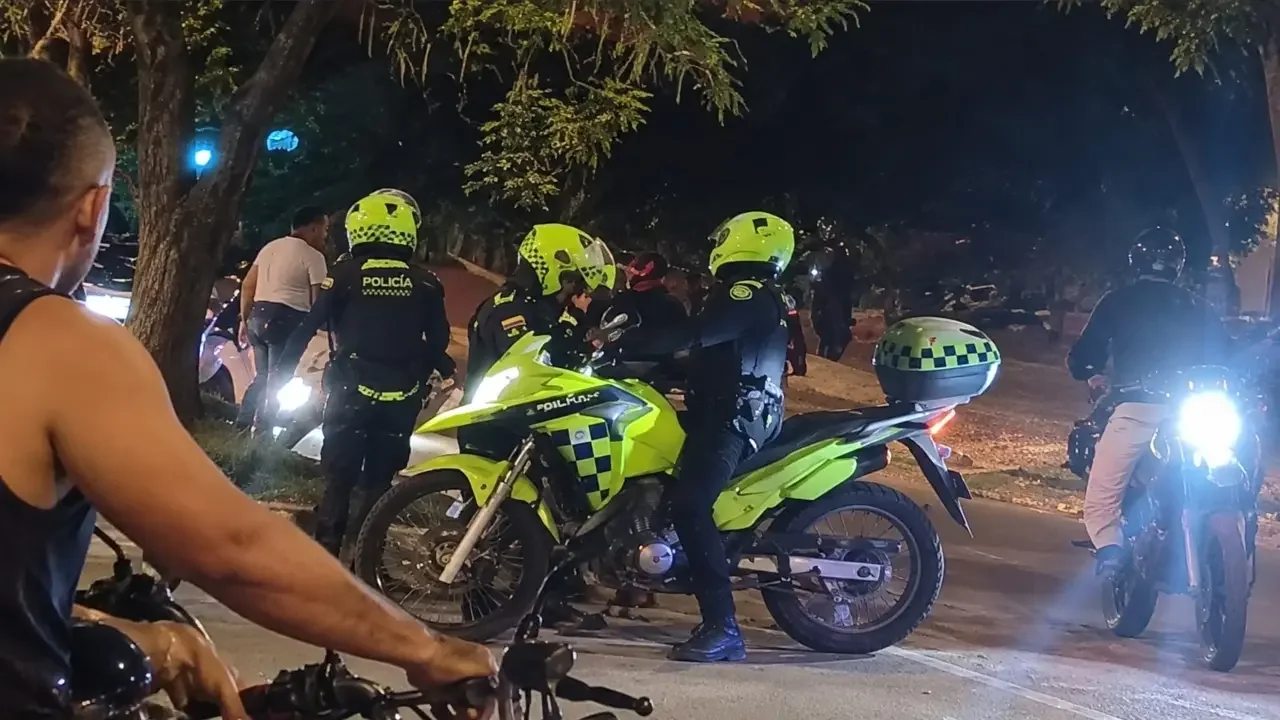 Patrulla de la Policía Nacional y zona acordonada tras el ataque con explosivos en el barrio Ciudad Córdoba de Cali.