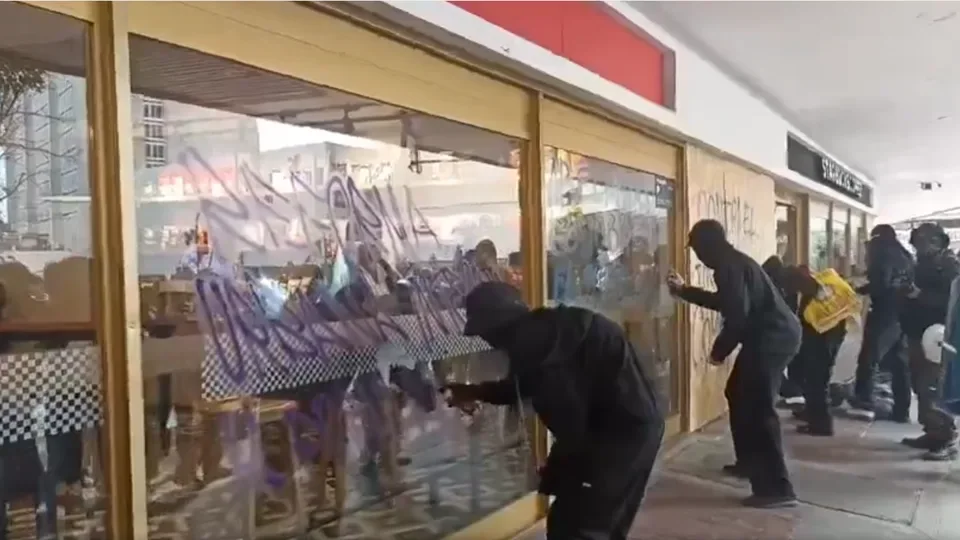 Personas durante una movilización en una vía pública de Colombia.