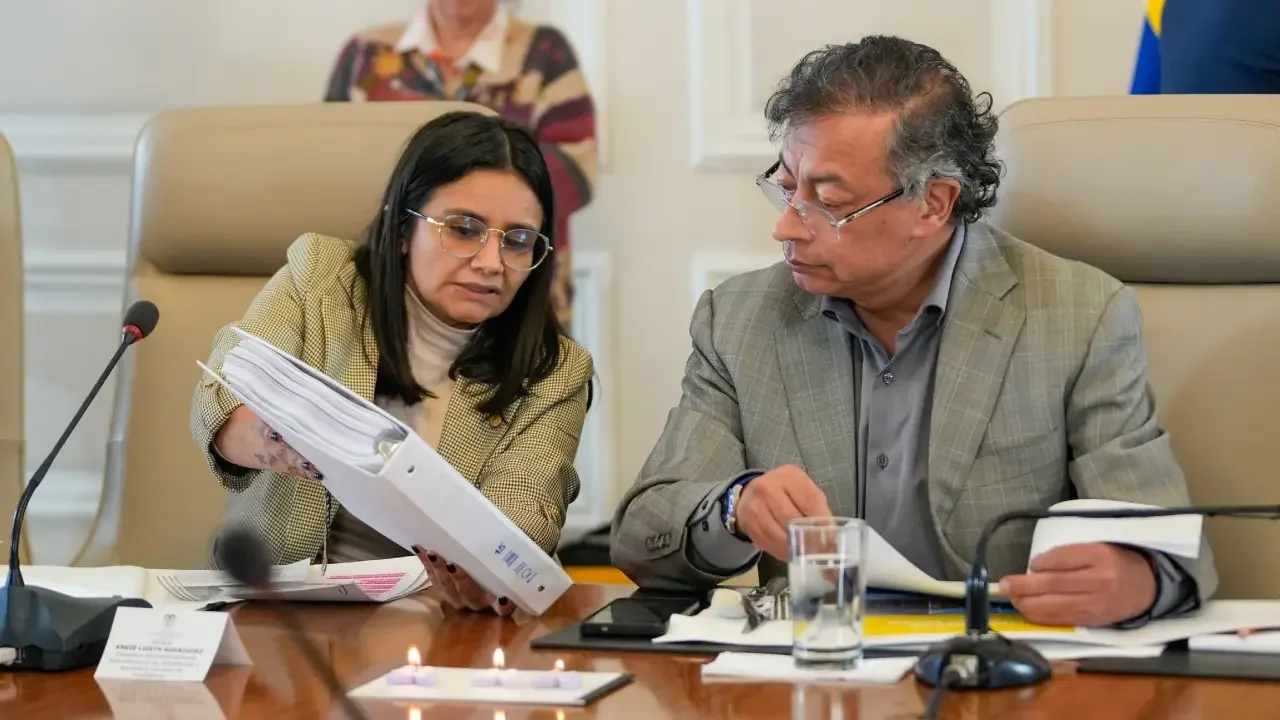 Fachada del Palacio de Nariño en Bogotá con bandera de Colombia ondeando
